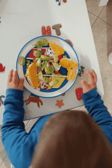 kid eating oranges