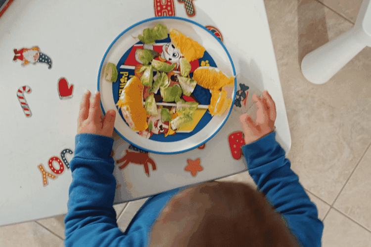 kid eating oranges