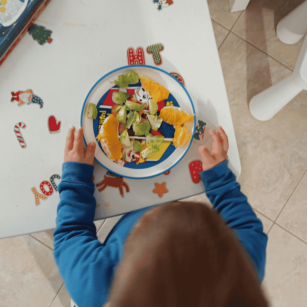 kid eating oranges